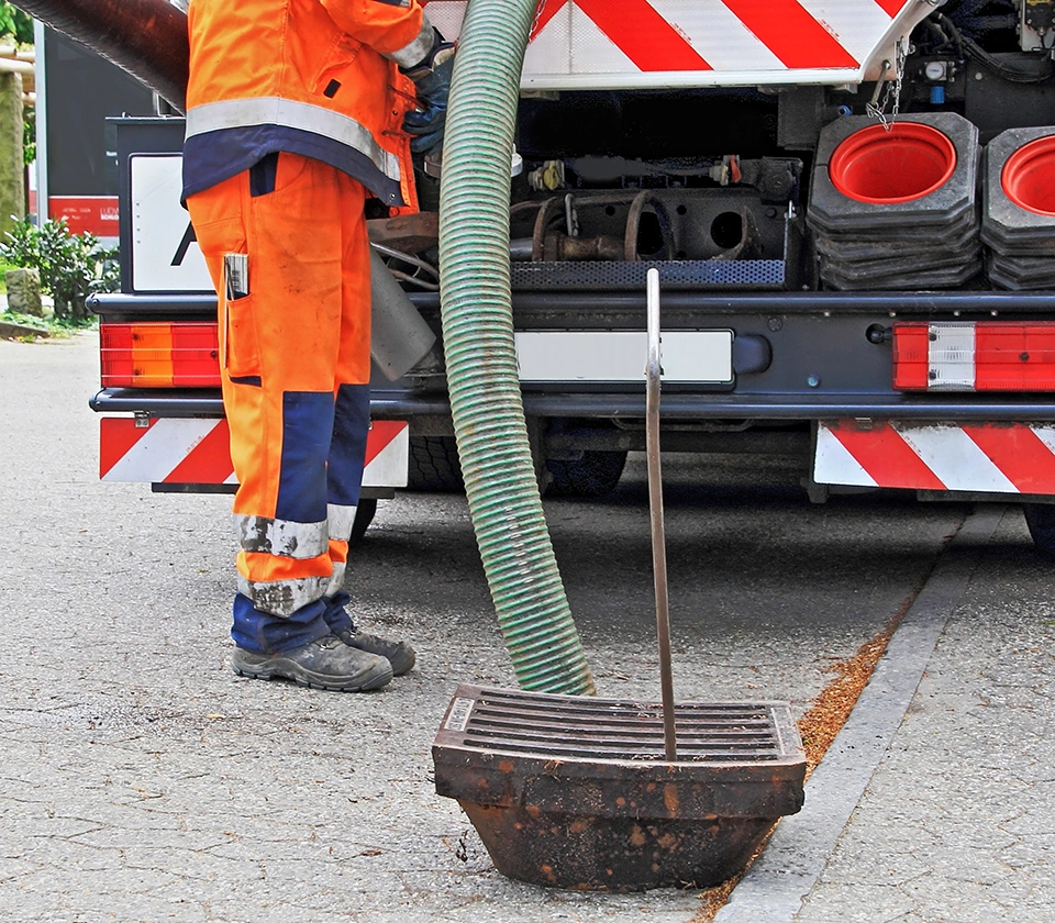 Man-cleaning-sewer-with-the-cleaning-truck